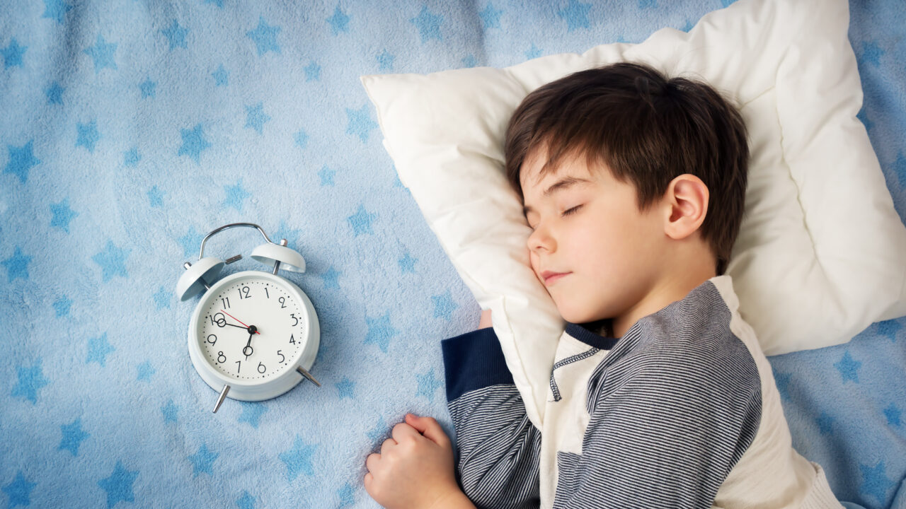A importância do sono regular no desenvolvimento infantil